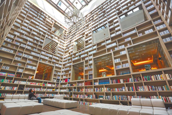 文化部与教育部共同合作试行「公共出借权」制度，让作者及出版者享有借书回馈。图为大地酒店图书馆，是网路打卡热点。（本报资料照片）