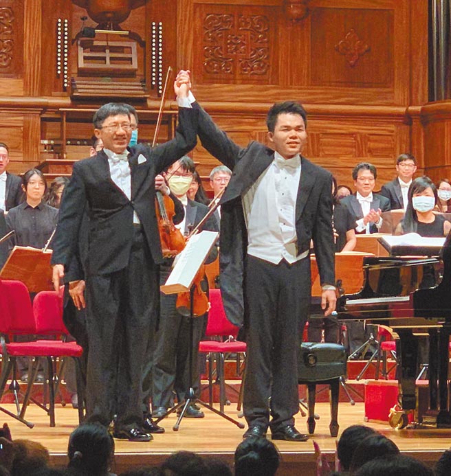 疫情年代，让各乐团年度计画乱了套，国外音乐家来不了，经常需要临时请人代打演出。图为钢琴家林冠廷（右）代打演出音乐会现场。（国立台湾交响乐团提供）