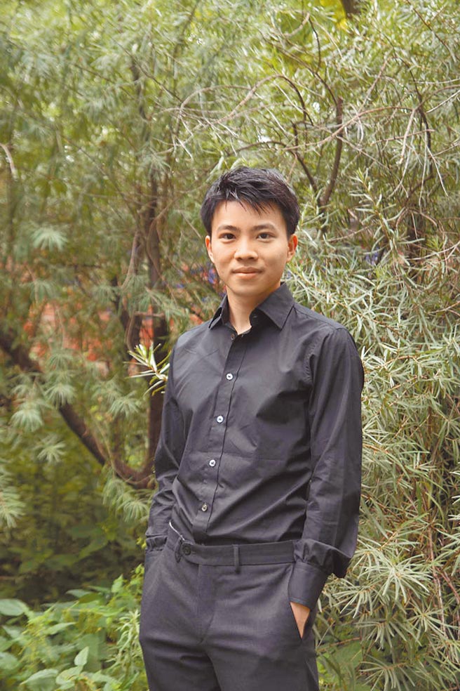 钢琴家周善祥上周在台北国家演奏厅演奏全本巴哈郭德堡变奏曲，颠覆观眾的听觉体验。（鹏博艺术提供）