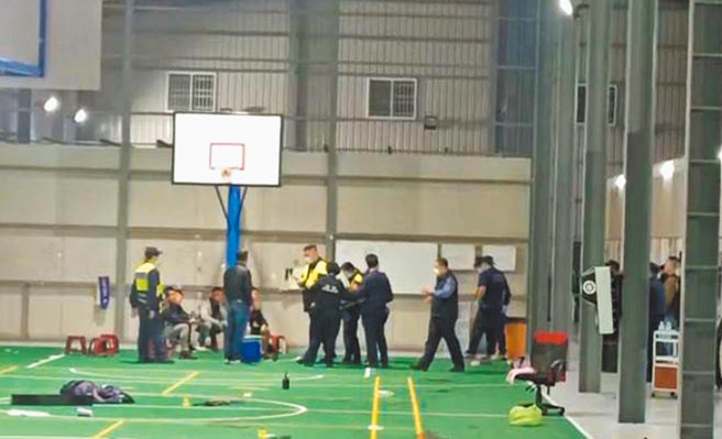 台中市大雅區中山十一路1日晚上發生槍擊案，警方封鎖現場，漏夜調查。（陳淑娥攝）