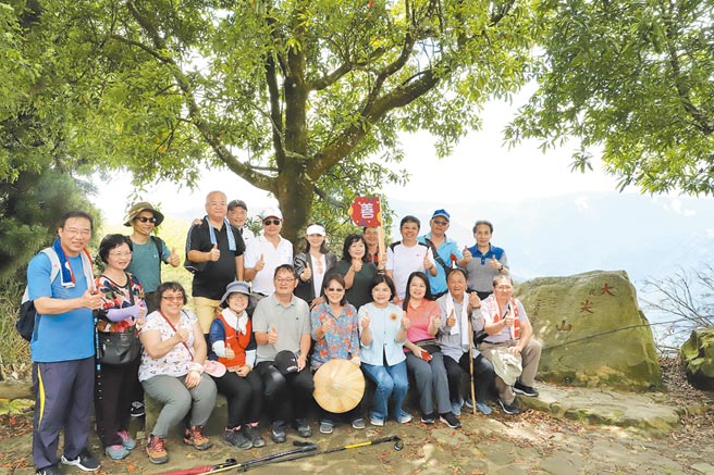云林县有20条登山步道秘境，其中之一是「双尖步道」，县长张丽善（前排右四）亲自带领主管团队踩线。
