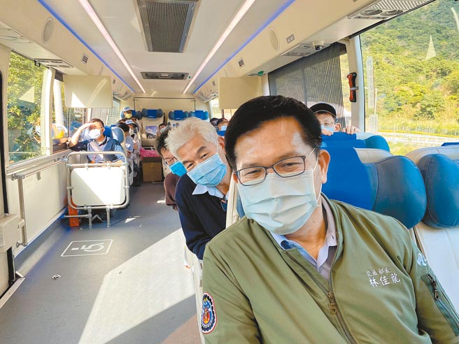 交通部長林佳龍昨赴蘇花改視察，並搭乘客運了解蘇花改行駛大客車優先道的狀況。（公路總局提供／李忠一宜蘭傳真）