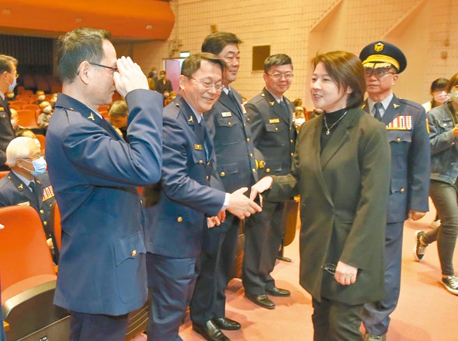 台北市副市长黄珊珊昨主持北市警察局卸、新任分局长、大队长联合布达交接典礼，面对疫情紧绷，黄指出，预计会再调整检疫所功能。（赵双杰摄）