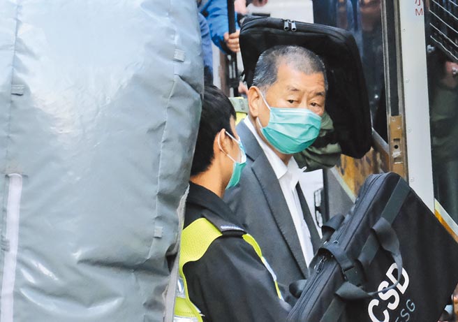 香港终审法院审理律政司就壹传媒创办人黎智英的申请撤销保释上诉案，将择期宣判，黎智英继续还押。（中新社）