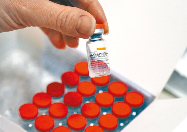 德国巴伐利亚邦总理索德尔要求欧洲监管部门尽快审批中国和俄罗斯的疫苗，以因应疫苗短缺问题。图为土耳其医务人员手持中国新冠疫苗的瓶子。（新华社）