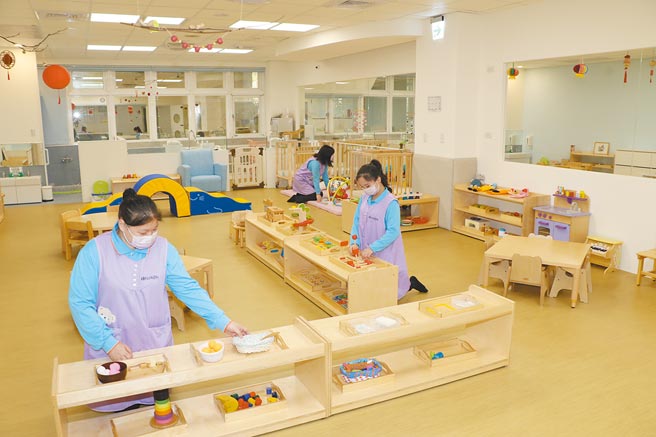 新北市税捐处员工子女托育中心，以及板桥中山、板桥湳兴、芦中国中3家公托中心1日启用，共提供约181个送托名额。（许哲瑗摄）