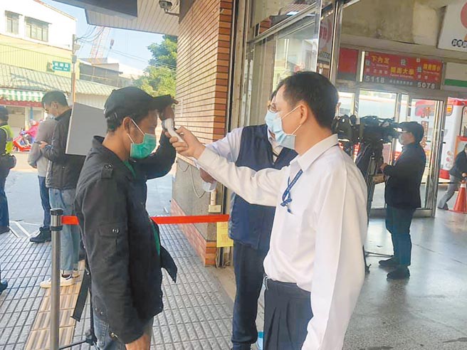 桃园市加强大眾运输防疫，客运业者落实乘客进站前量额温及配戴口罩等措施。（吕筱蝉摄）