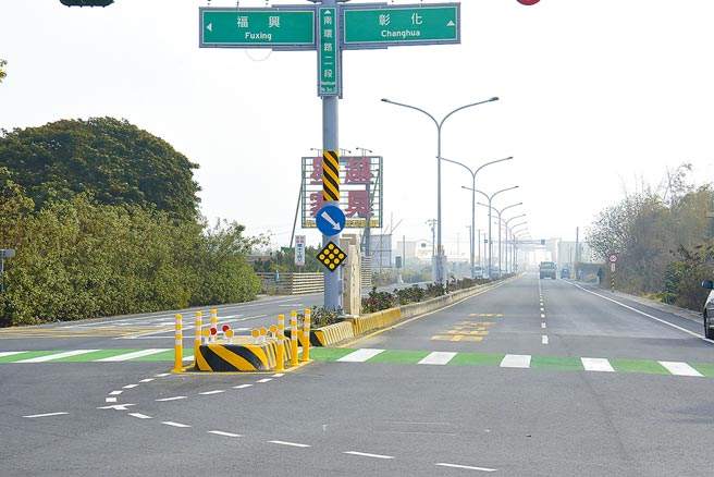 彰化县福兴乡南环路是福兴北往鹿港、南往芳苑的重要联外道路，近年路面严重破损不堪，县府争取前瞻经费，斥资1.8亿元分2期修缮，完工后焕然一新，景观指引都更清楚美观，路面重量承载度也提高。（谢琼云摄）