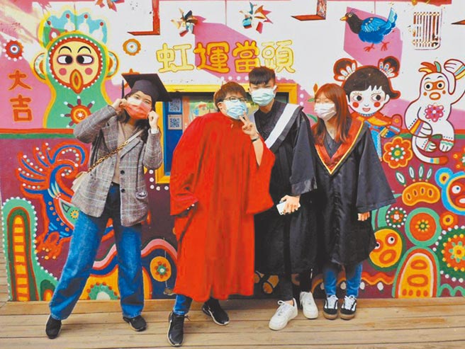 彩虹眷村吸引年轻人前往旅游、拍学士照等，并祝福民眾「虹运当头」。（台中市政府文化局提供／陈世宗台中传真）