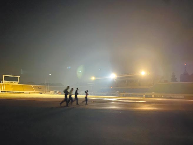 彰化市空品拉警报，从清晨至中午都呈红色警示，但彰化体育场仍有习惯晨跑民眾，天未亮就前来慢跑运动。（谢琼云摄）