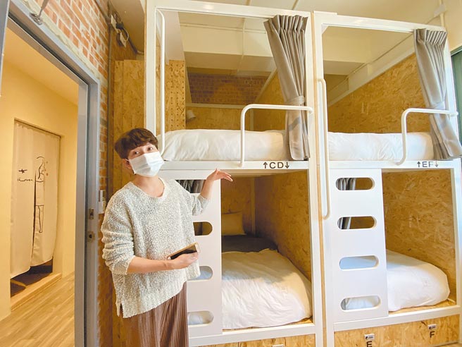 吴姓设计师现在转型经营青年旅馆，风格简洁雅朴。（廖素慧摄）