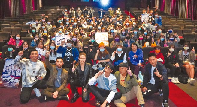 《叱咤風雲》勤跑映後宣傳，前排左起為劉畊宏、導演陳奕先、昆凌、曹佑寧、范逸臣、彭小刀。（創映電影、量能影業提供）