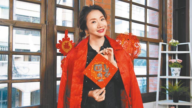 陶子昨主持《陶口秀》，受訪分享近況。（泰坦星文創影視提供）