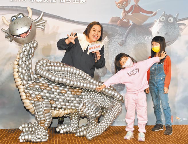 锺欣凌（左）昨出席《银龙出任务》首映会，2位女儿惊喜登场。（卢祎祺摄）