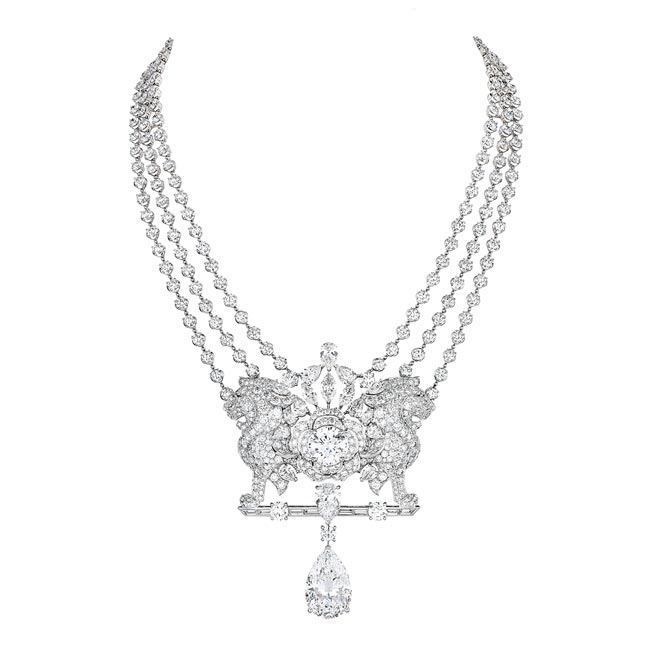 香奈儿《ESCALE A VENISE》系列顶级珠宝中，订价最贵、也最具代表性的作品是Lion Secret Diamant钻石项炼，双狮护宝的意象令人讚叹，主石为15.55克拉钻石，约1亿8478万7000元。（香奈儿提供）