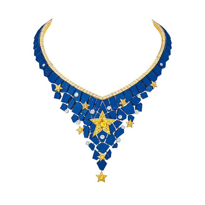 香奈儿Constellation Astrale顶级珠宝项炼，以黄金教堂外墙的星空图腾为创作灵感，主石为5.41克拉黄色蓝宝石，1570万7000元。（香奈儿提供）