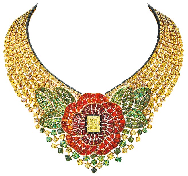 香奈儿Camelia Byzantin项炼套组，以彩宝石构成的马赛克拼贴红色茶花图案，花蕊镶嵌一颗重约10.07克拉黄钻。（香奈儿提供）