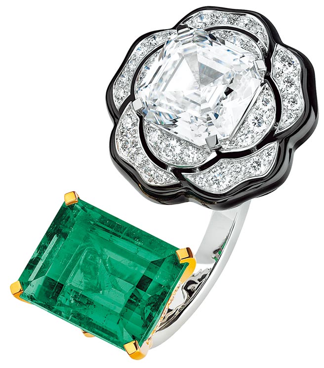 香奈儿Camelia Baroque戒指，8.14克拉祖母绿、5.06克拉钻石，约6159万6000元。（香奈儿提供）