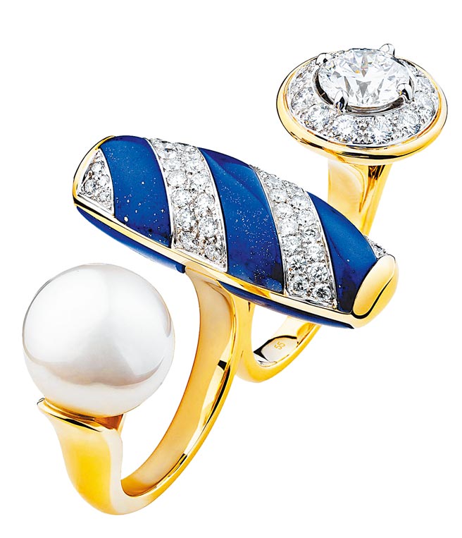 香奈儿Volute Venitienne指间戒，灵感源自贡多拉的泊船柱，约354万2000元。（香奈儿提供）