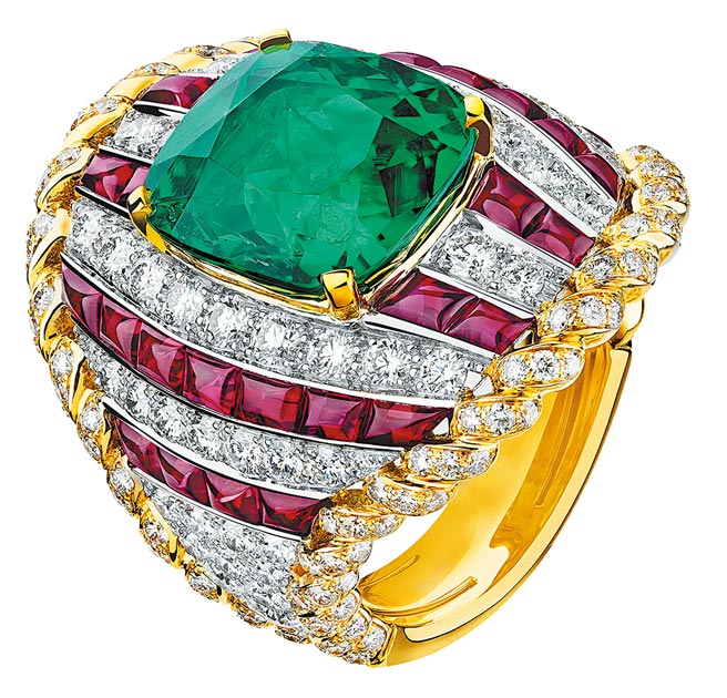 香奈儿Volute Croisiere祖母绿戒指，约6467万6000元。（香奈儿提供）