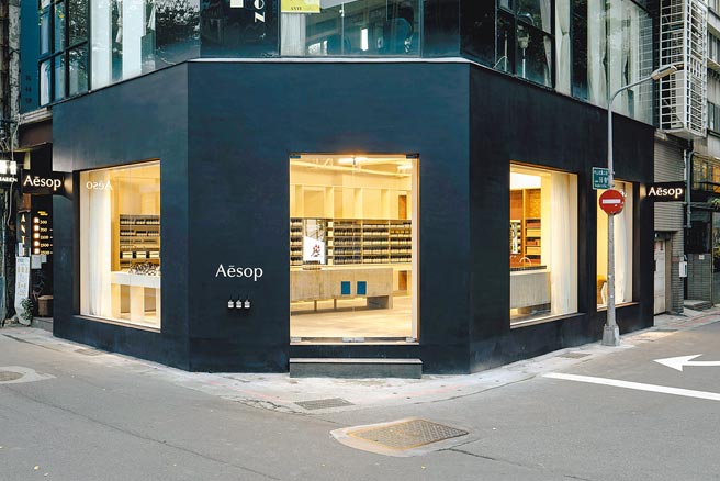 顶级文青保养Aesop受惠中性保养风潮业绩翻倍成长，不只坐拥传统女性保养，也成为男性跟中性消费者首选，继去年在台北101展店打造在台第10家店舖，今年伊始在中山商圈黄金三角窗店面打造概念店，并贯策品牌设计宗旨，「全世界没有一模一样Aesop。」（正好公关提供）