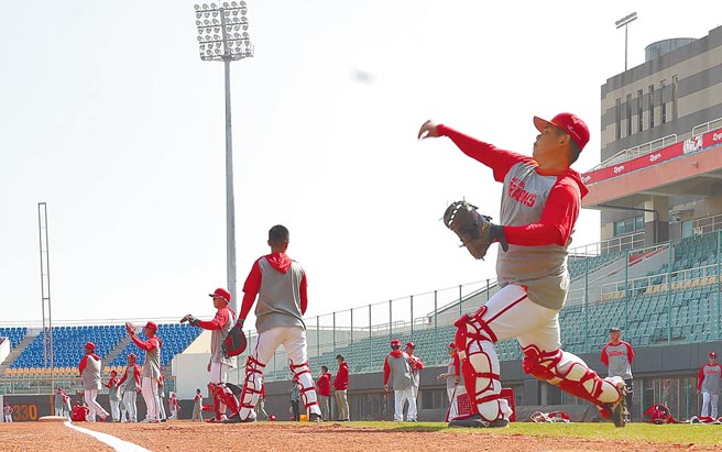 味全龙队开训，从扩编选秀转战味全龙的捕手刘时豪（前）投入训练。（中央社）