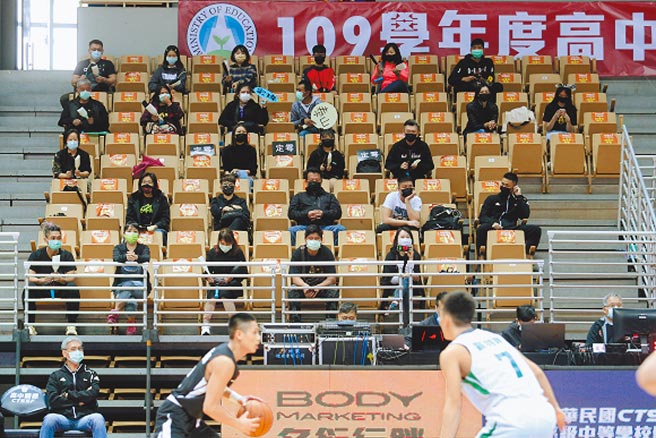 HBL8強賽加強防疫措施，限制兩校加油團各200人，對外開放500人次入場，採取梅花座，禁止飲食並戴口罩。（黃世麒攝）