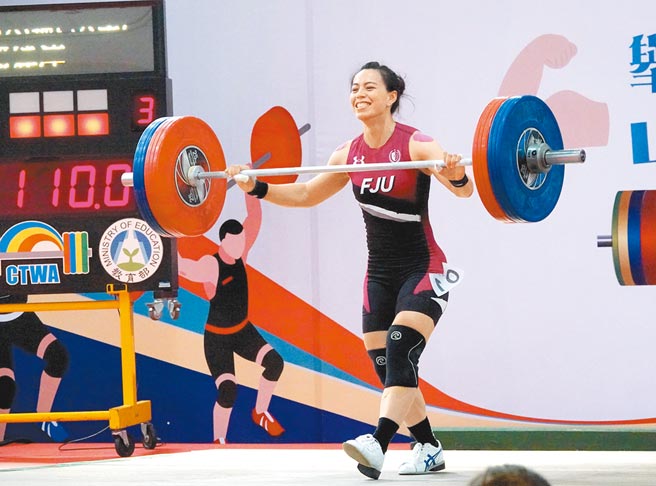 「举重女神」郭婞淳在青年杯挑战抓举110公斤失败，仍露出甜美笑容。（毛琬婷摄）