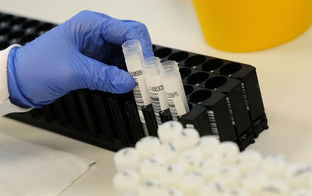 科学家在德国大型生技公司生科（Bioscientia）的实验室准备分析变种新冠病毒株的画面。（路透）(photo:ChinaTimes)