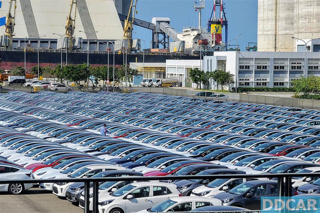 台灣特斯拉 2021 年第一季新車到港！一眼望不盡的 Model 3 車海陣容，農曆年後開始交車