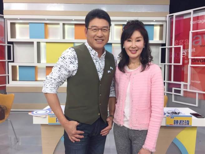 谢震武律师与夏光莉开心同框。（和展影视提供）