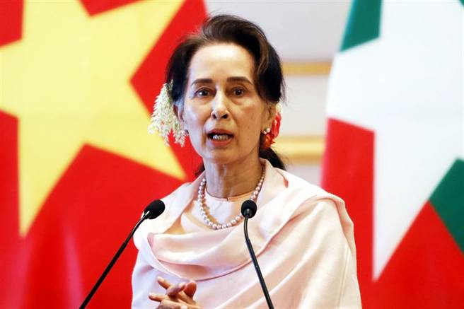 緬甸軍方1日以選舉舞弊為由，對執政黨「全國民主聯盟」的民選政府發動政變，總統溫敏、國務資政翁山蘇姬等多名執政黨高層遭軍方拘捕。圖為翁山蘇姬（資料照／美聯社）