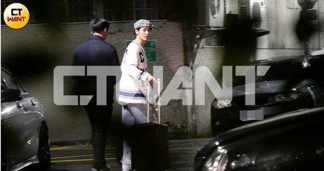 1月22日晚间，本刊从大安区一路跟拍小乐到他家，没想到却直击他与友人开「嗨趴」。（图／本刊摄影组）