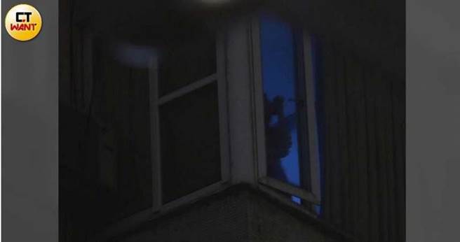 1月22日晚间10点47分，小乐关窗熄灯后，屋内开始闪烁各种彩色微光，并可看到有人影在晃动。（图／本刊摄影组）