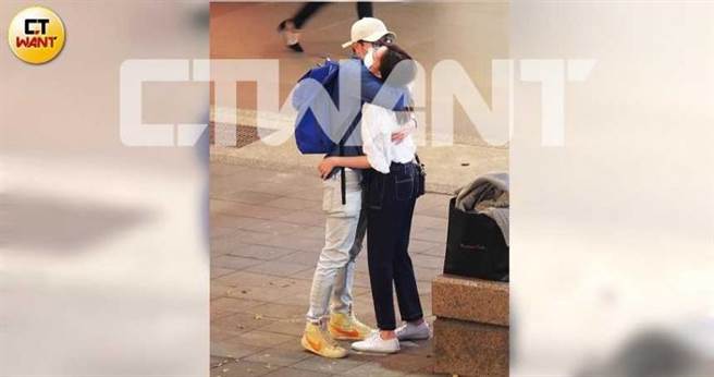 韦礼安和新欢长髮正妹相约信义区广场，两人就一碰面深情相拥，完全不顾旁人眼光。（图／本刊摄影组）