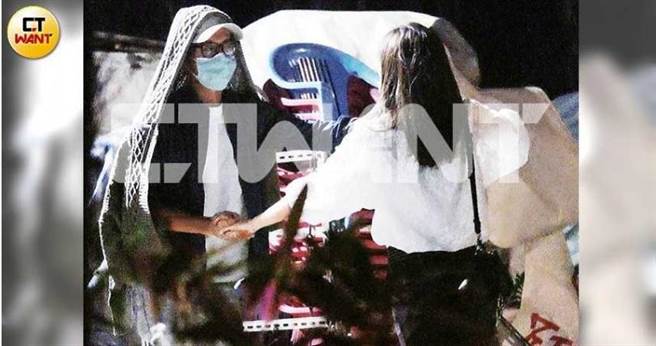 移动到大稻埕码头后，小俩口突然开始转圈跳舞，只差没发出银铃般的笑声。（图／本刊摄影组）