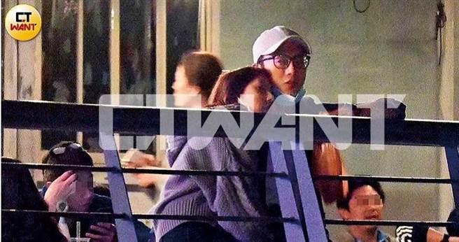 趁着夜色，韦礼安和女友依偎着坐在河景第一排位置，共享浪漫时光。（图／本刊摄影组）