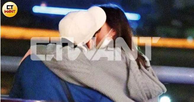 情到浓时的两人，在码头边再度上演激情相吻。（图／本刊摄影组）