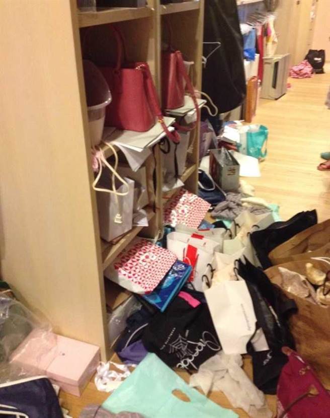 前夫舅舅出示照片指出，黄宥嘉因担心外佣会行窃，因此不让帮佣进房间，却也不多加打扫，造成房内凌乱不堪，连脸盆发霉都没清理。（图／读者提供）