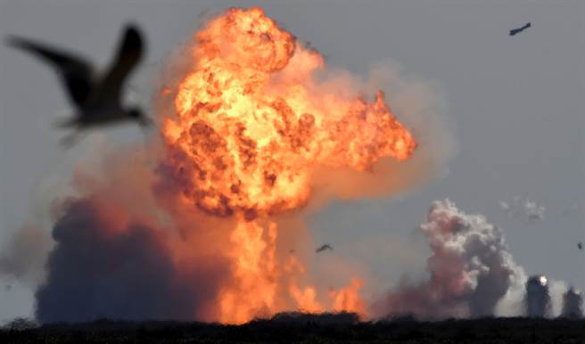 SpaceX「星舰」SN9火箭在在德州波卡契卡（Boca Chica）衝上10公里高空后，坠落地面，炸成火球。（路透）