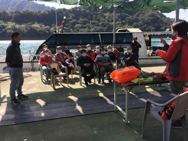 向业者宣导正确穿着救生衣。（图／航港局提供）