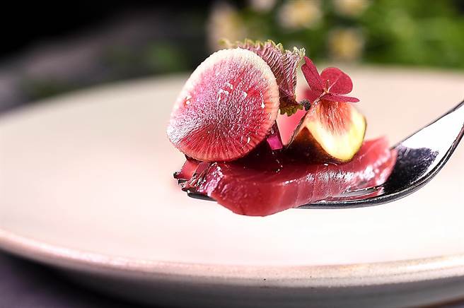 〈holt〉餐厅主厨Jeffrey Downs演绎的〈鲣鱼．无花果．甜菜根〉，用樱桃萝卜、无花果与甜菜根搭配鲣鱼，形色抢眼吸睛。（图／姚舜）