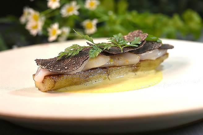 〈holt〉餐厅主厨Jeffrey Downs演绎的〈地瓜．干贝〉，由底层往上是沙巴雍、用蘑菇浓汤提味的地瓜、榛果油提味的干贝，以及南法的黑松露片。（图／姚舜）