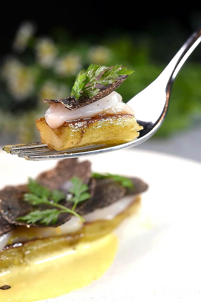 品尝〈地瓜．干贝〉时，建议可以连沙巴雍、地瓜、干贝与现刨黑松露一起入口，感受多元风味与口感层次。（图／姚舜）