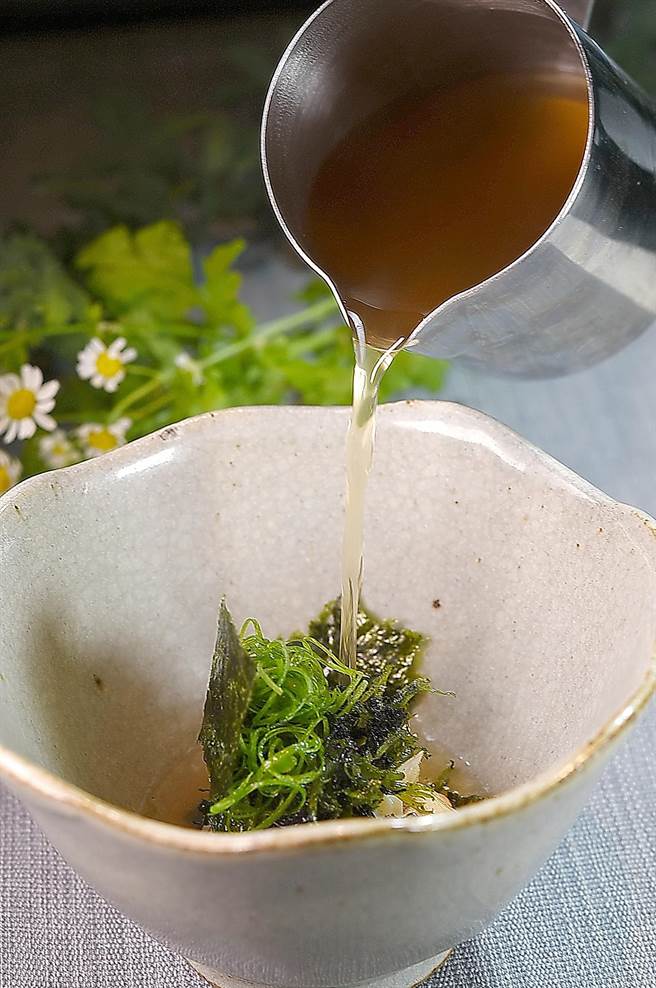 〈holt〉餐厅主厨Jeffrey Downs演绎的〈番茄澄清汤．鸭肝．鲍鱼〉，汤汁是将番茄打成汁后煮滚再过滤萃取，自然酸甜中带有微微烟熏风味。（图／姚舜）