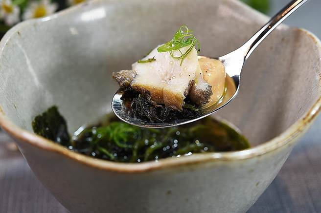 〈holt〉套餐中的〈番茄澄清汤．鸭肝．鲍鱼〉，由底层往上是先蒸过再炭烤的鲍鱼、鸭肝、风乾番茄、海苔片，以及三星葱丝，连澄清汤一起入口，风味迷人。（图／姚舜）