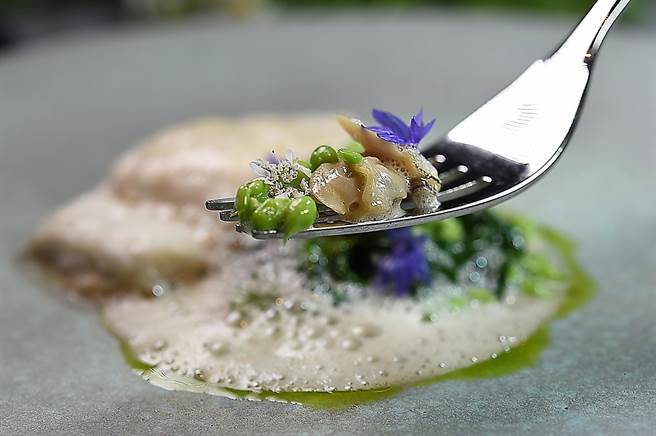 〈holt〉餐厅主厨Jeffrey Downs在烹调料理〈剥皮鱼〉时，会搭配蛤蜊、甜豆，并加点绿色的马鞭草油提味。（图／姚舜）