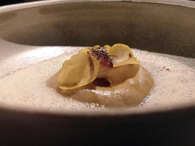 〈holt〉餐厅季节套餐中〈义大利饺．熏鳗〉，在栗子口味义式麵饺中以熏鳗作馅，并以蛋黄酱提味。（图／姚舜） 