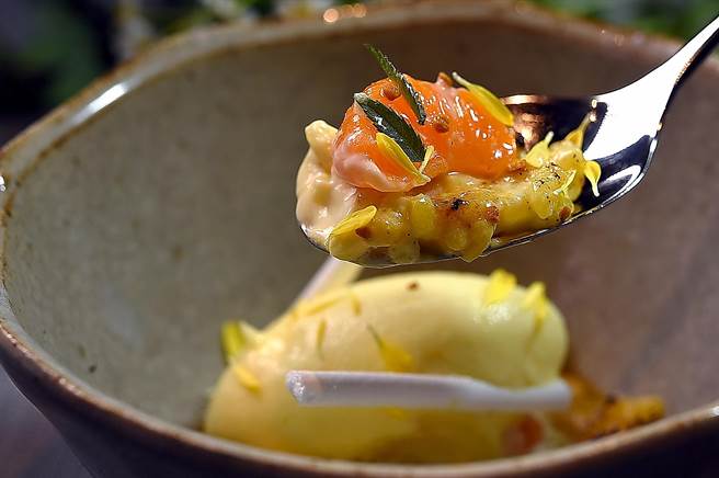 〈holt〉本季套餐甜点〈柑橘．米布丁〉，是以新鲜柑橘、柑橘凝乳、柑橘雪酪，蛋白霜与米布丁一起呈现。（图／姚舜）