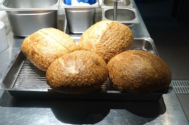 〈holt〉的佐餐麵包与奶油均由厨艺团队自制，且风味甚佳。（图／姚舜）
